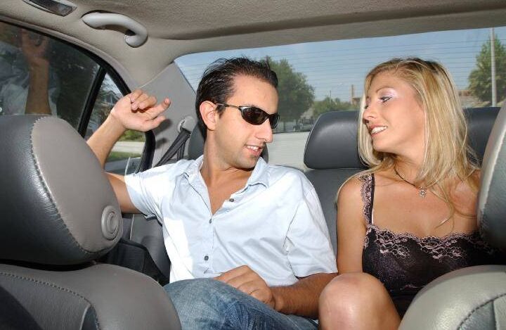 16P La blonde aux gros seins Tiffany Six fait une pipe sensuelle dans la voiture