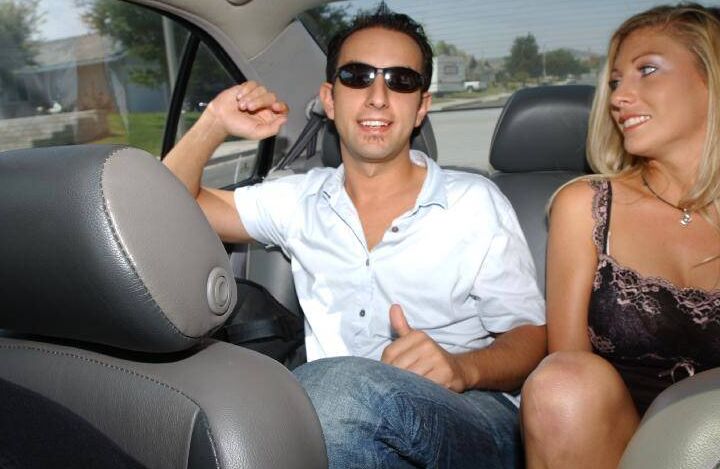 16P La blonde aux gros seins Tiffany Six fait une pipe sensuelle dans la voiture