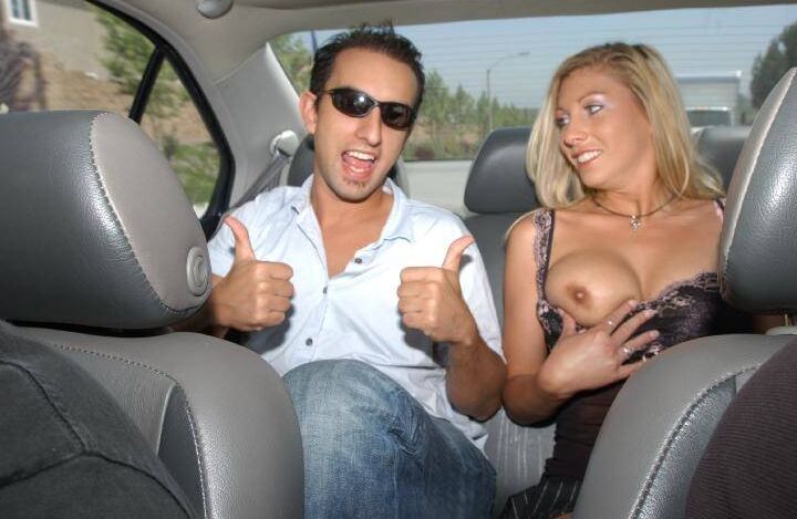16P La blonde aux gros seins Tiffany Six fait une pipe sensuelle dans la voiture