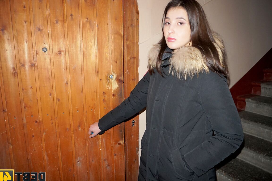 21P La sexy européenne Monica Wet se fait baiser et tirer par les cheveux par derrière