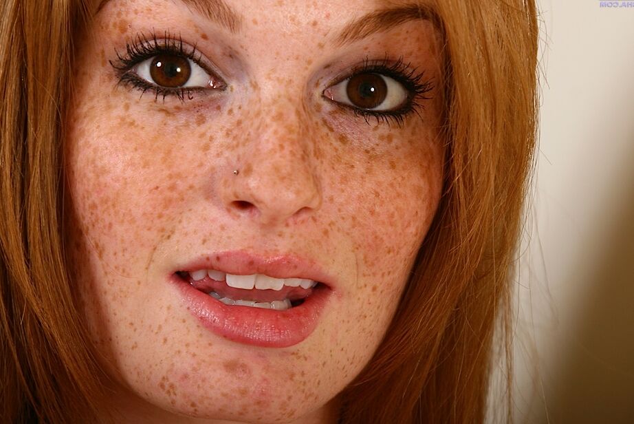 16P Linda joven con cara pecosa quitándose la lencería y provocando su raja