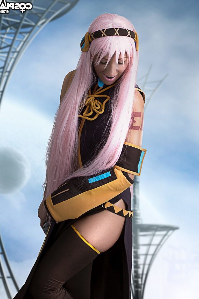 12P Megurine Luka Vocaloid cosplay desnudo