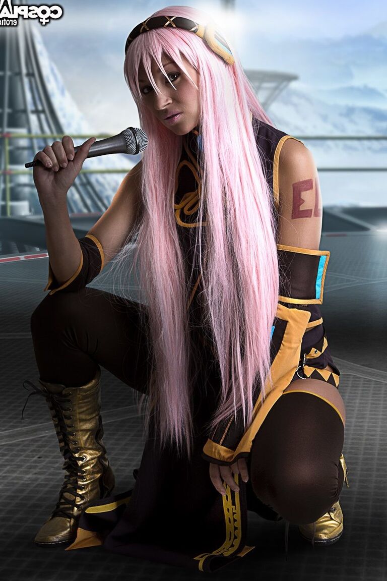 12P Megurine Luka Vocaloid cosplay desnudo