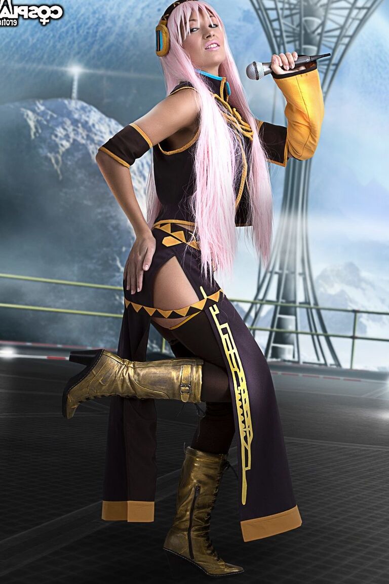 12P Megurine Luka Vocaloid cosplay desnudo