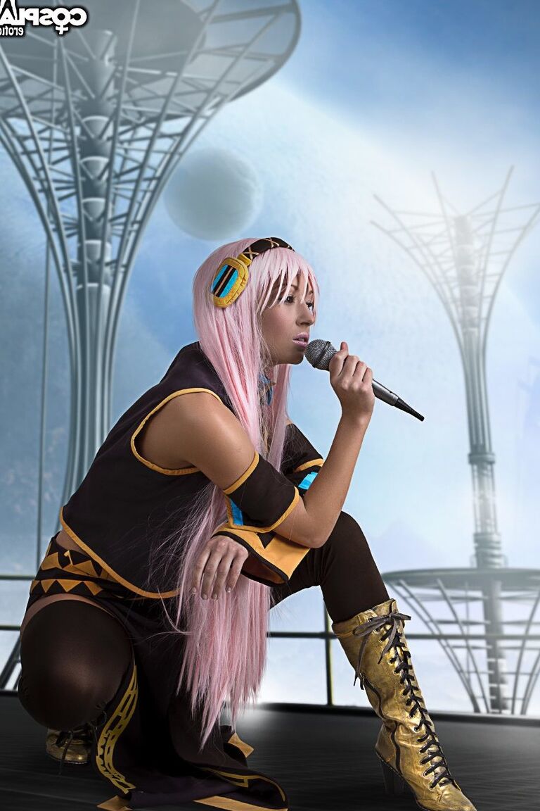 12P Megurine Luka Vocaloid cosplay desnudo