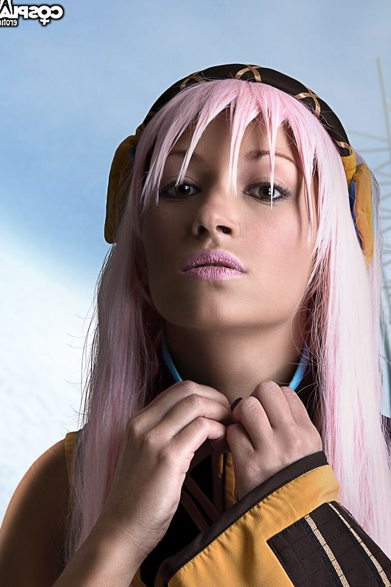 12P Megurine Luka Vocaloid cosplay desnudo