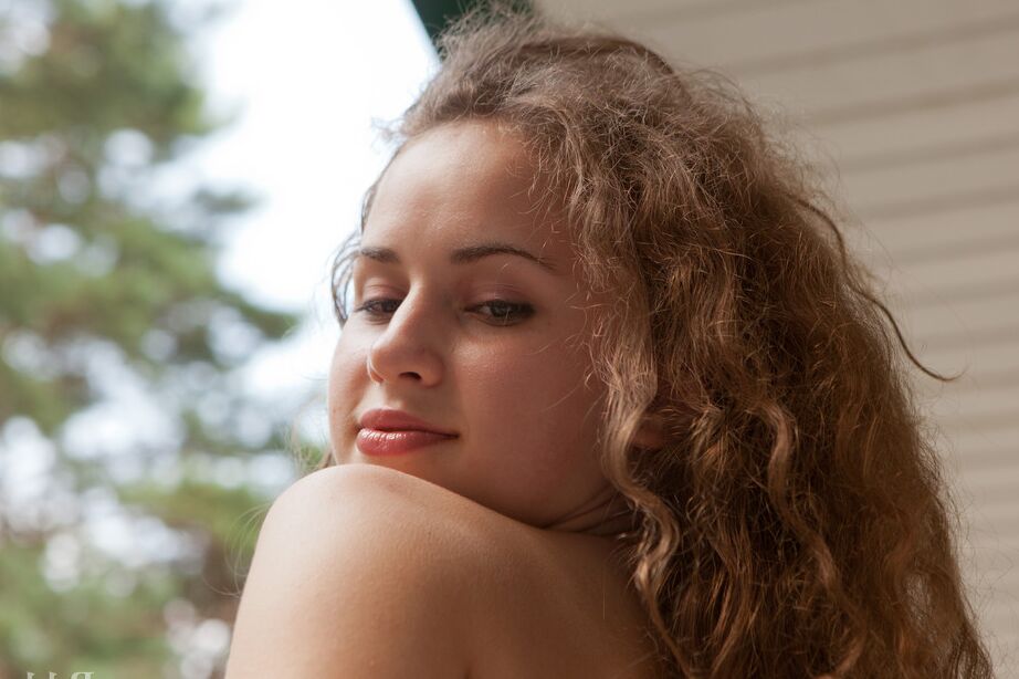 16P Pretty girl Wanda naked on the balcony boldly showing a hairy snatch