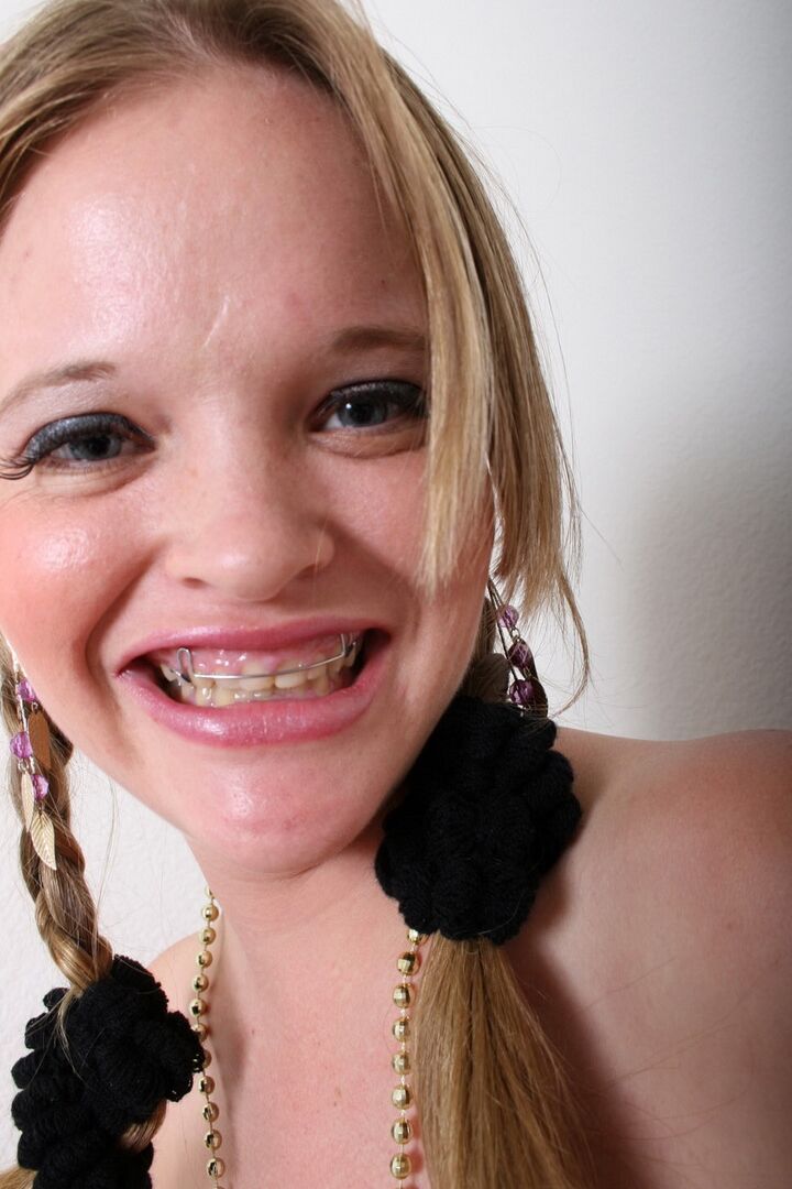 12P Kissy, une blonde à l'air innocente, montre son côté coquin en la taquinant.