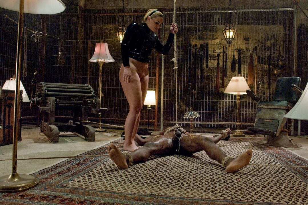 21P Domina traviesa con un enorme culo redondo Flower Tucci monta en la cara a una esclava sexual negra