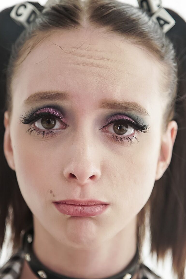 Die 16-jährige brünette Teenagerin Lacey Noir wird von Bryan Gozzling ins Gesicht gefickt und eingecremt
