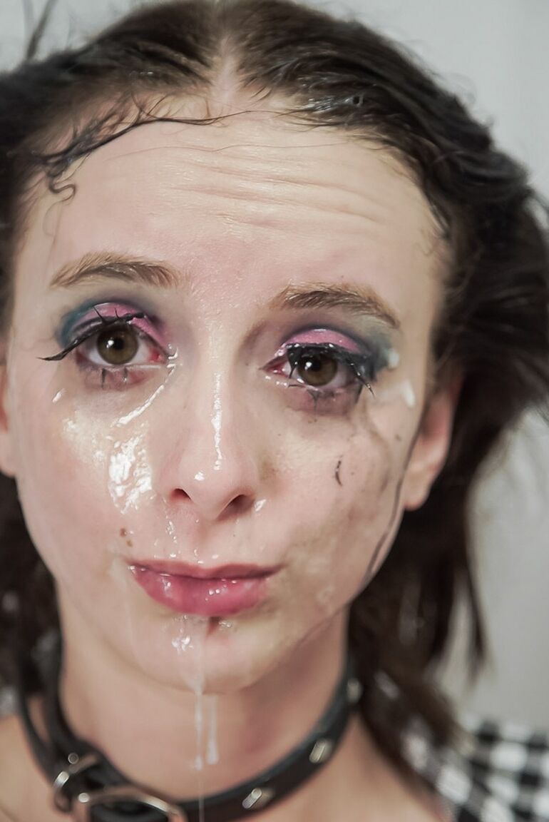 Die 16-jährige brünette Teenagerin Lacey Noir wird von Bryan Gozzling ins Gesicht gefickt und eingecremt
