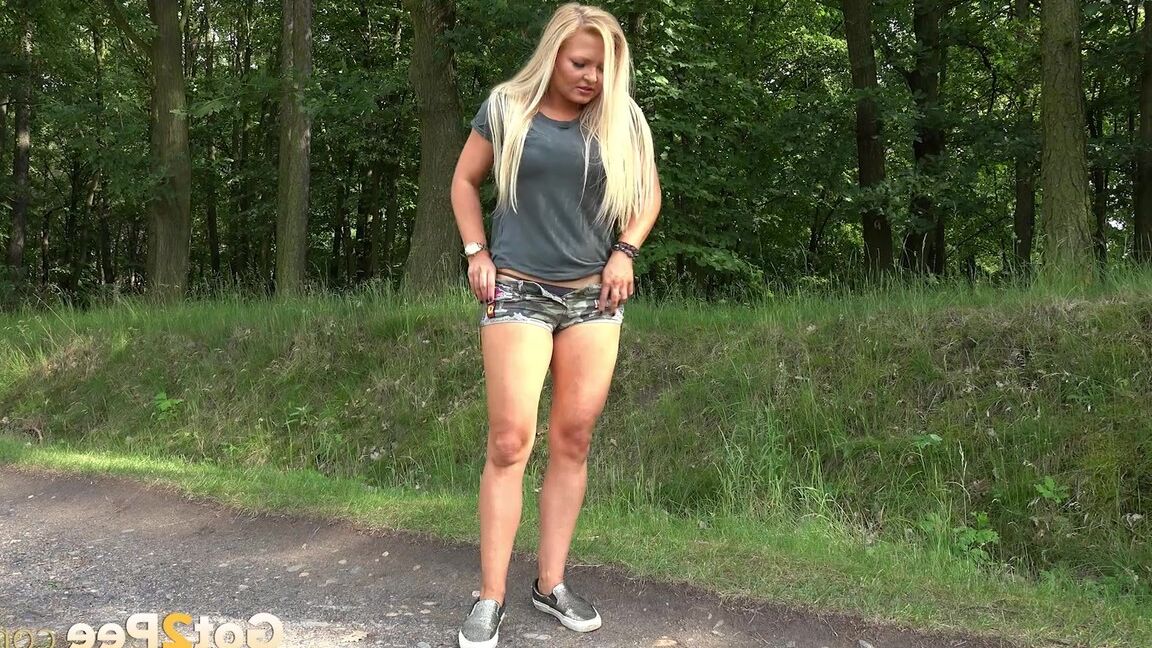 15P La rubia gordita Jenna Lovely hace un primer plano de su coño en cuclillas para orinar al aire libre