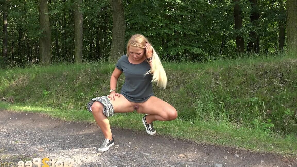 15P La rubia gordita Jenna Lovely hace un primer plano de su coño en cuclillas para orinar al aire libre
