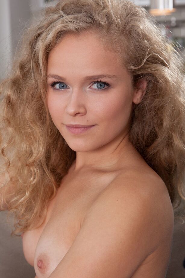 18P Blondes Babe schlüpft während einer Glamour-Fotostrecke aus kurzen Jeansshorts