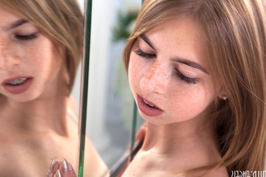 20P Dieses sexy und süße Teenager-Mädchen genießt es, beim Posieren die Beine zu spreizen