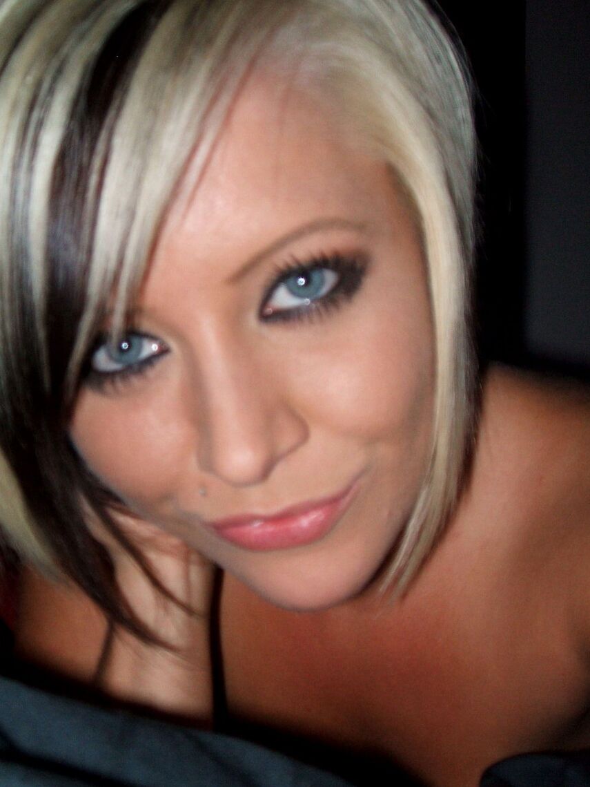 12P A naked Monroe wants you to look deep into her amazing blue eyes