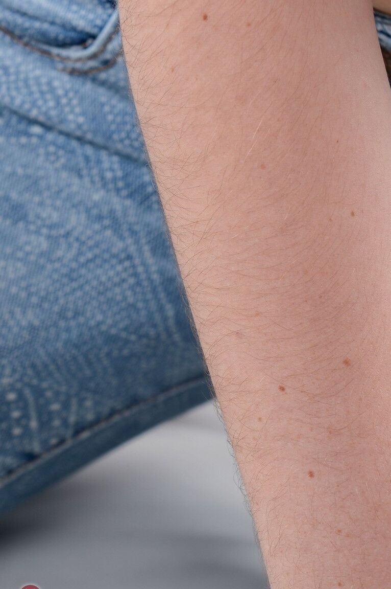 Die 21P Amateur-Süße Luci Lovett enthüllt ihre Titten und ihre haarige Vagina in einem Solo