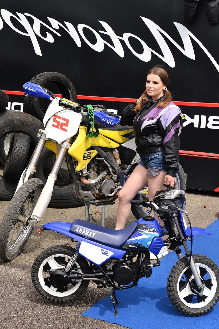 17P Busty biker babe Alice Wayne gets on hands & knees for track-side deepthroat