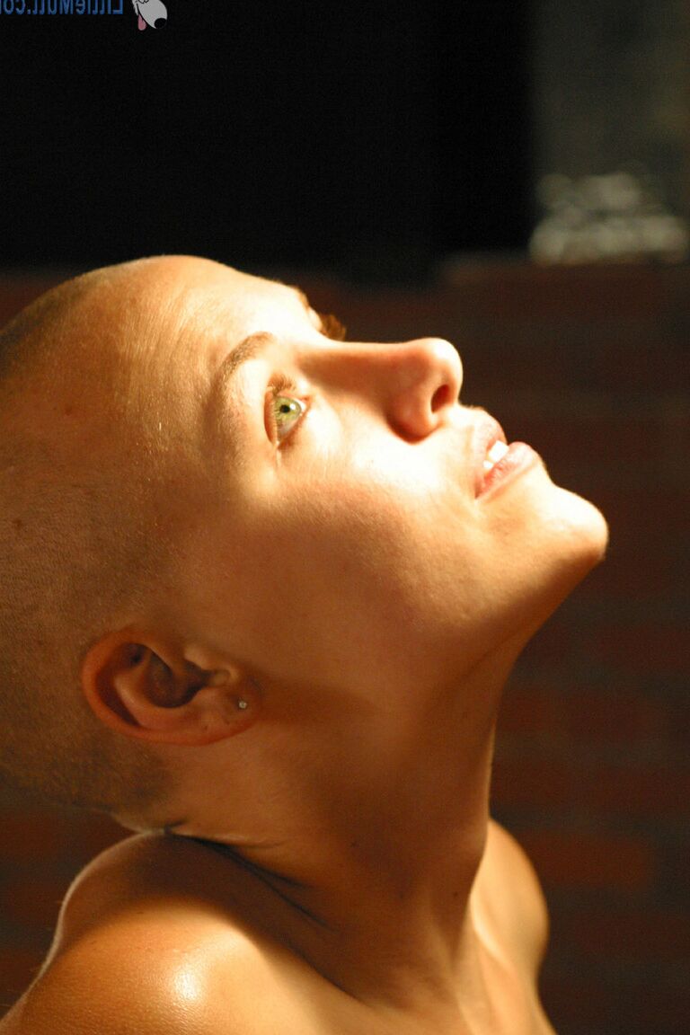 16P Little Mutt Karissa's bald in this sexy shoot