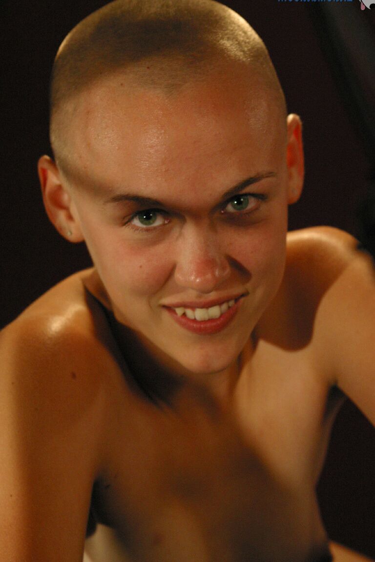 16P Little Mutt Karissa's bald in this sexy shoot