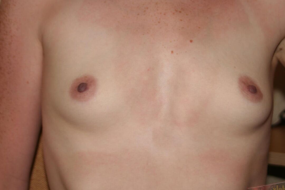 16P Garota amadora com sardas mostra sua vagina raspada depois de ficar nua