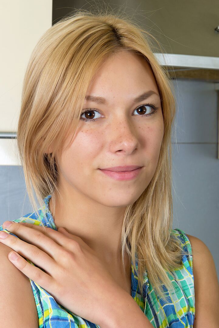 12P Chica rubia de piernas largas muestra sus carnosos labios vaginales en la cocina