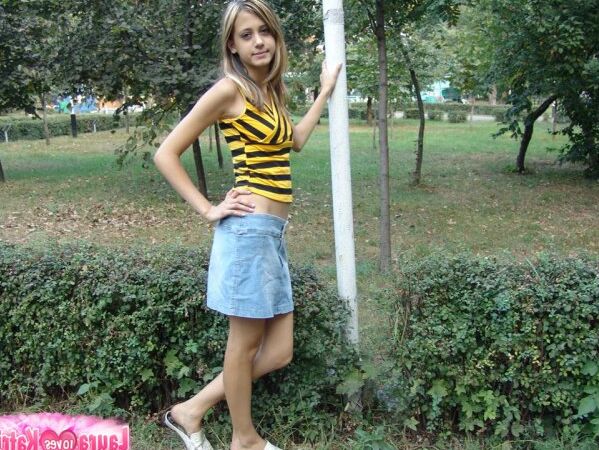 15P Linda adolescente expone sus tetas al aire libre durante una acción sin bragas bajo la falda