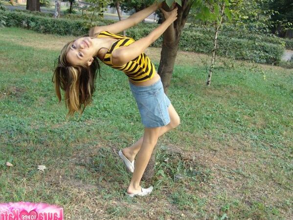 15P Linda adolescente expone sus tetas al aire libre durante una acción sin bragas bajo la falda