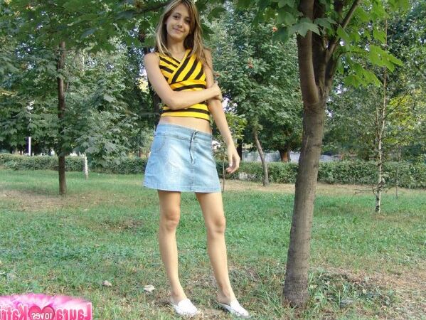 15P Linda adolescente expone sus tetas al aire libre durante una acción sin bragas bajo la falda