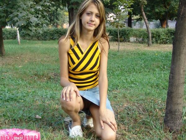 15P Linda adolescente expone sus tetas al aire libre durante una acción sin bragas bajo la falda