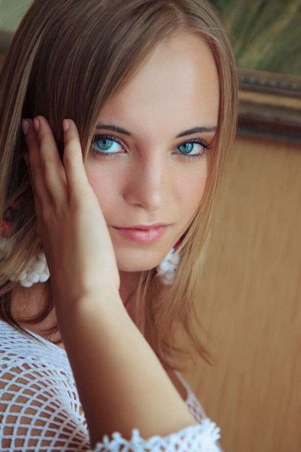 18P La jeune beauté glamour Rachel Blau adore étaler son vagin rasé