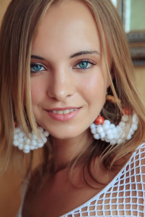 18P La jeune beauté glamour Rachel Blau adore étaler son vagin rasé
