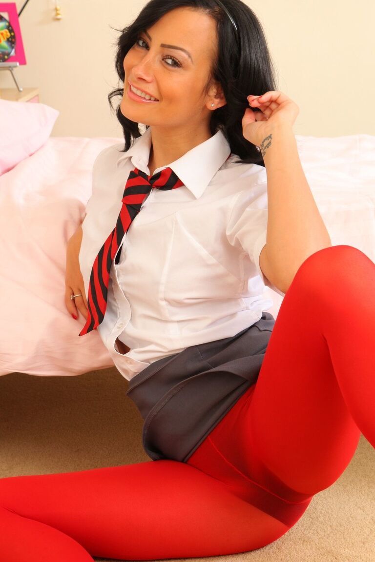 21P La profesora de pelo negro Kelli Smith revela sus curvas en su dormitorio