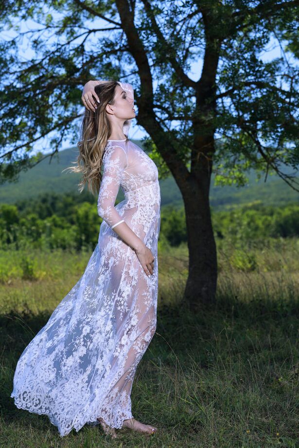 18P A adolescente gostosa Stefania Beatty tira um vestido transparente para posar nua em um campo