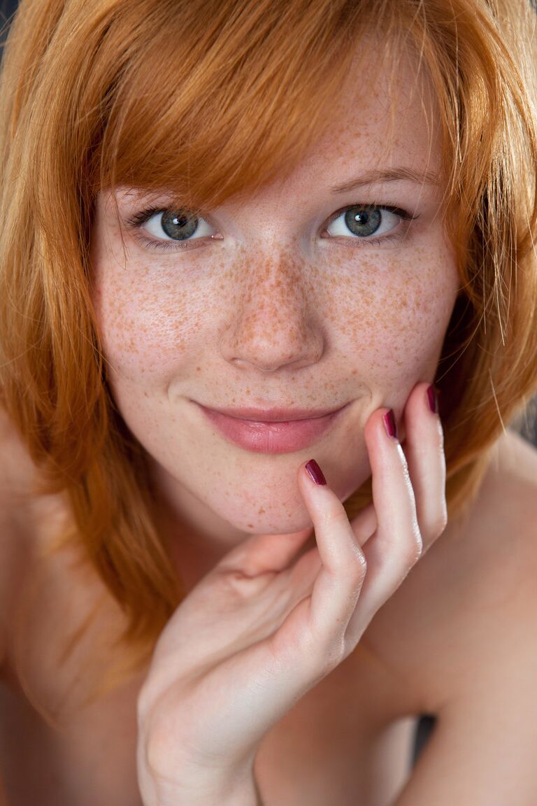21P La joven checa Mia Sollis muestra su linda cara pecosa