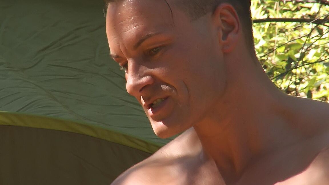 21P Loiras Hardcore são pegas ao ar livre em um acampamento de casal groupsex
