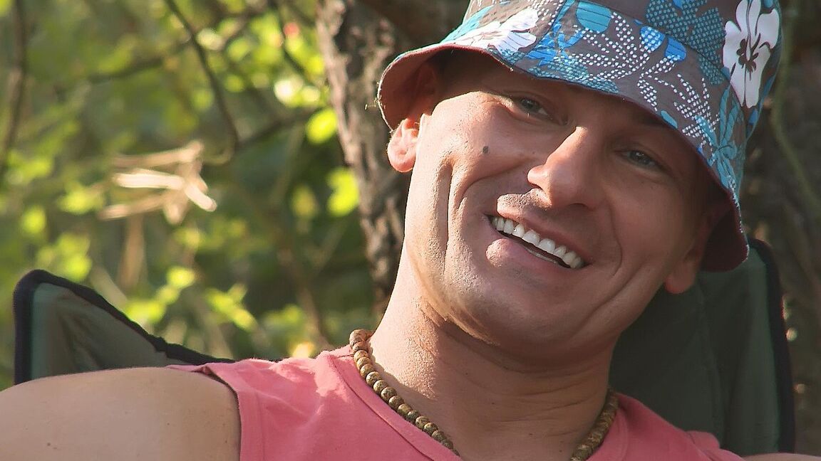 21P Loiras Hardcore são pegas ao ar livre em um acampamento de casal groupsex