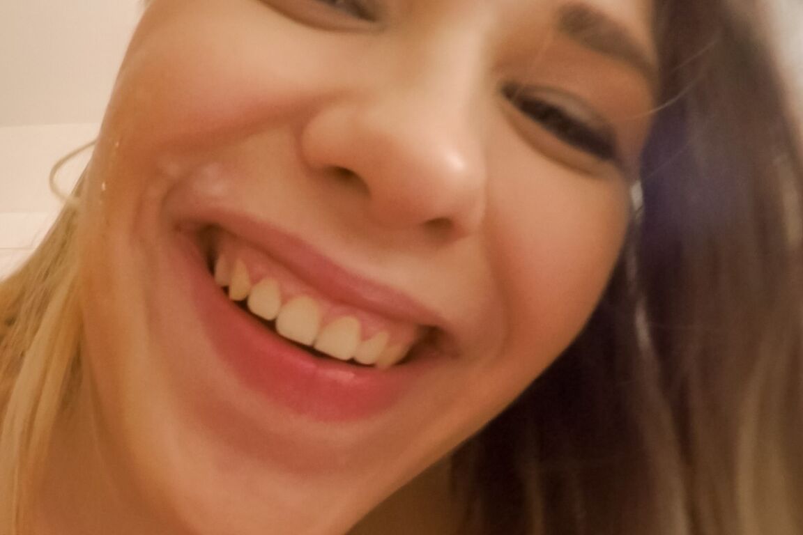 13P La zorra rubia sonriente Selvaggia recibe un enorme bocado caliente en una golondrina POV