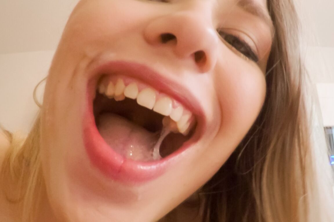 13P La zorra rubia sonriente Selvaggia recibe un enorme bocado caliente en una golondrina POV