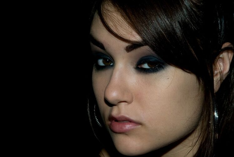 15P Une fille aux gros seins est forcée d'accomplir des actes sexuels lesbiens par une femme dominante