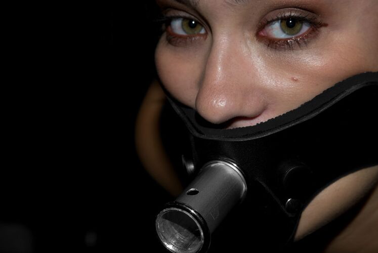 15P Une fille aux gros seins est forcée d'accomplir des actes sexuels lesbiens par une femme dominante