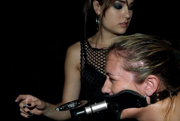 15P Une fille aux gros seins est forcée d'accomplir des actes sexuels lesbiens par une femme dominante
