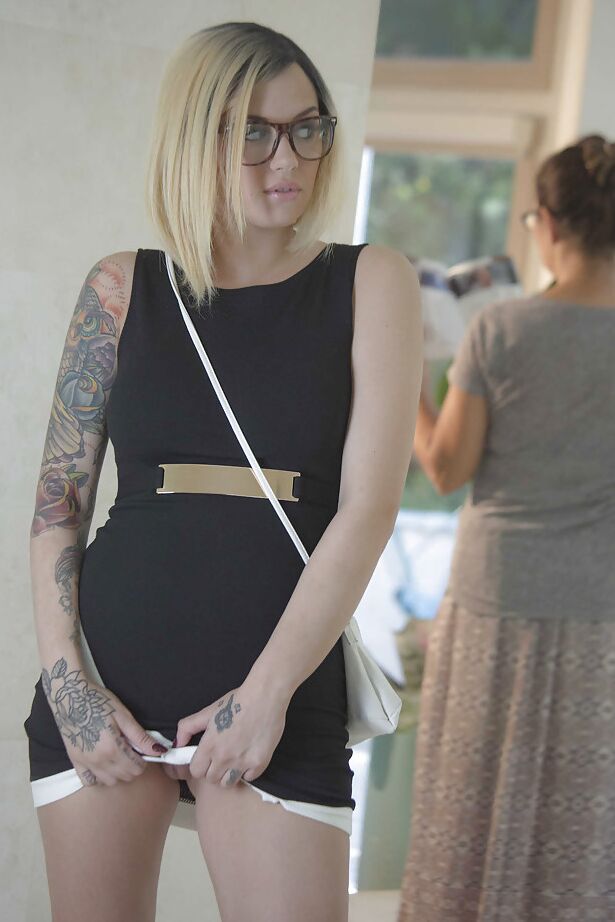 Óculos 16P usando a loira tatuada Emma Mae expondo seios grandes e totalmente naturais