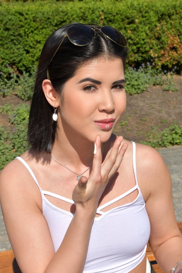 17P La hermosa y tetona Lady Dee se desnuda para jugar con su coño mojado en el dormitorio