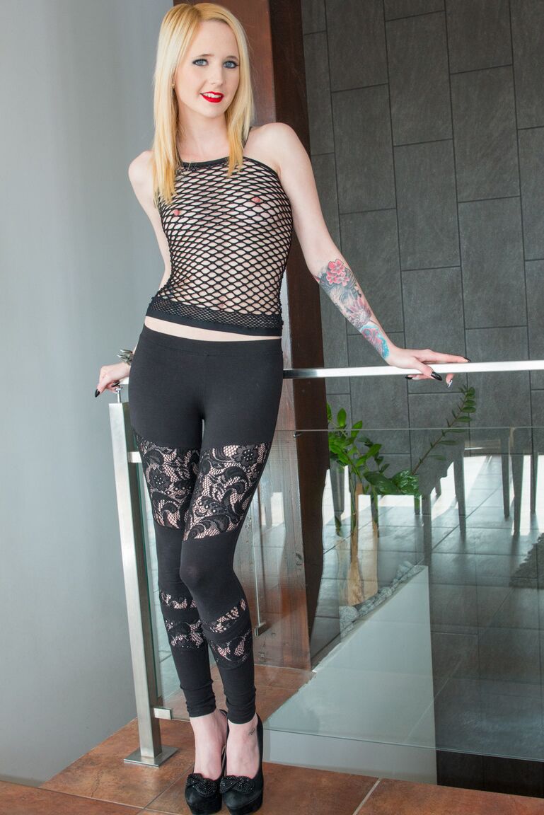 15P La linda chica gótica Alice D adora chupar y follar