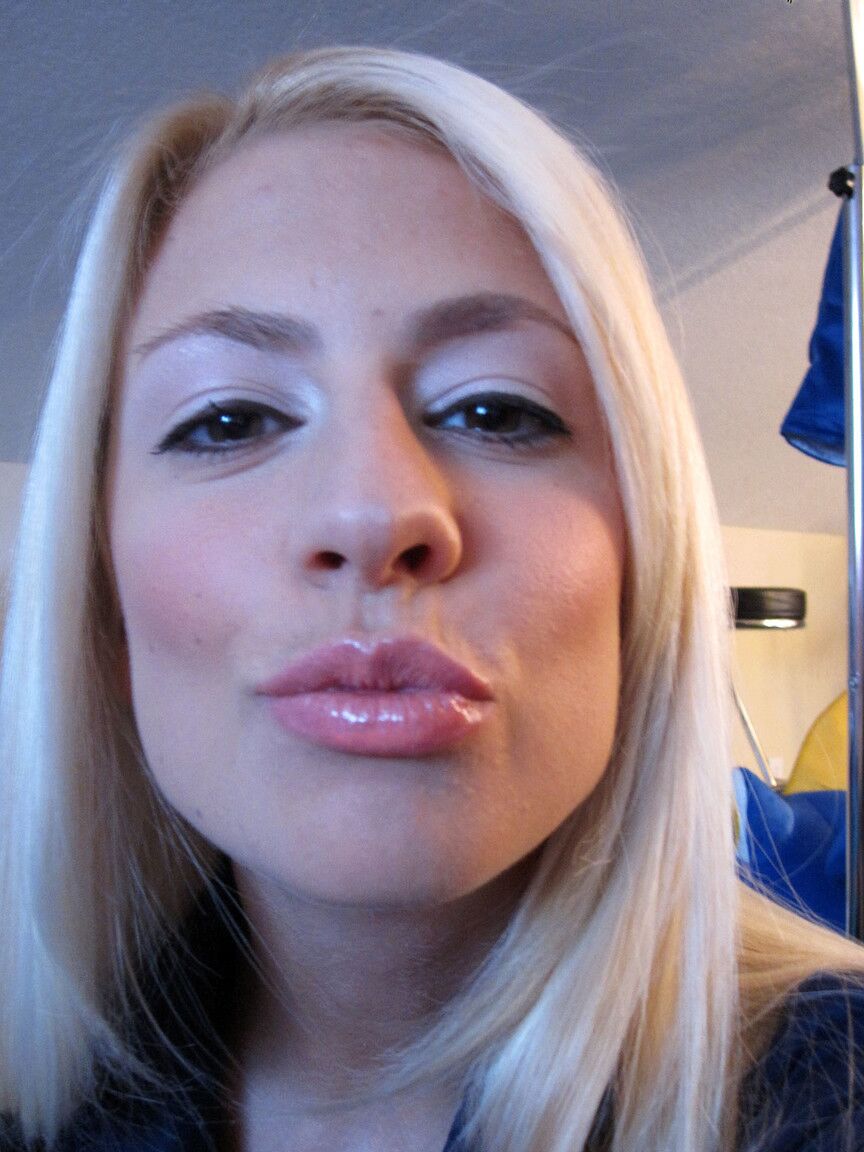 19P Jessie Volt, une jeune blonde sexy, se déshabille pour montrer ses petits seins dans un entrepôt