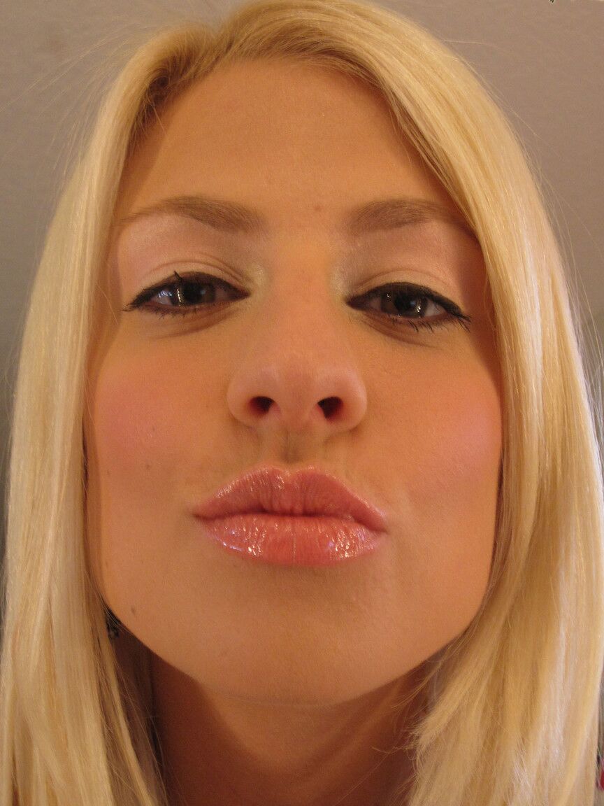 19P Jessie Volt, une jeune blonde sexy, se déshabille pour montrer ses petits seins dans un entrepôt