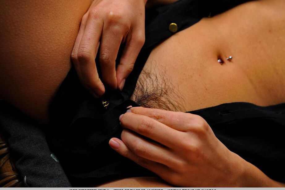 16P La mujer masturbándose Natalia se mete dos dedos en su coño peludo y cachondo en primer plano