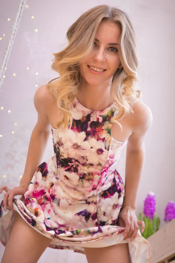 18P La dulce joven Bjorg Larson se quita un vestido con estampado floral para posar desnuda