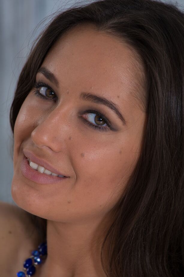 16P A adolescente Leggy Amelia ostenta um sorriso em seu lindo rosto enquanto se despe